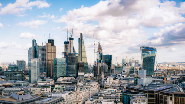 city of london - the uk's financial hub - crane skyline uk tower of london imagens e fotografias de stock