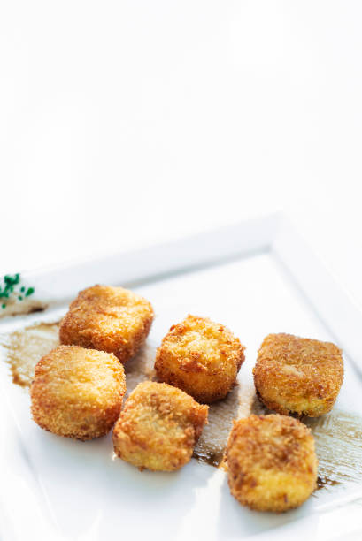 puré patatas croquetas cuadradas vegetariano simple plato en plato blanco - mashed portion small close up fotografías e imágenes de stock