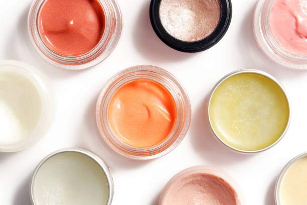 cremige make-up-produkte - draufsicht der dekorative kosmetische behälter isoliert auf weißem backgroiunds - lip balm stock-fotos und bilder