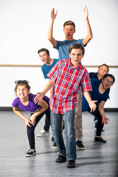 grupo diverso de estudiantes de drama practicando juego - teatro musical fotografías e imágenes de stock