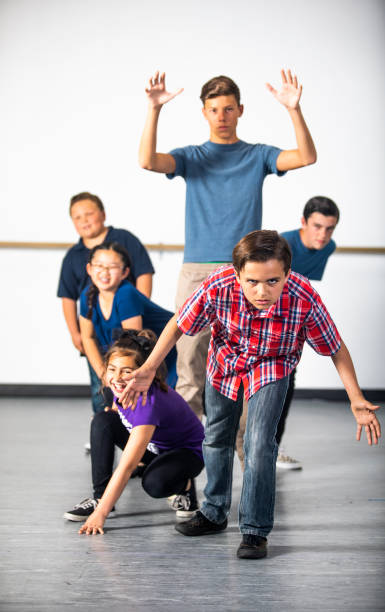 diversi gruppi di studenti di teatro che praticano il gioco - improv foto e immagini stock