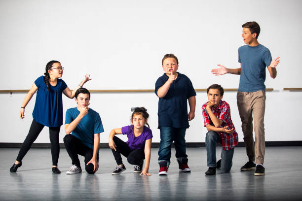 grupo diverso de estudiantes de drama practicando juego - actuar fotografías e imágenes de stock