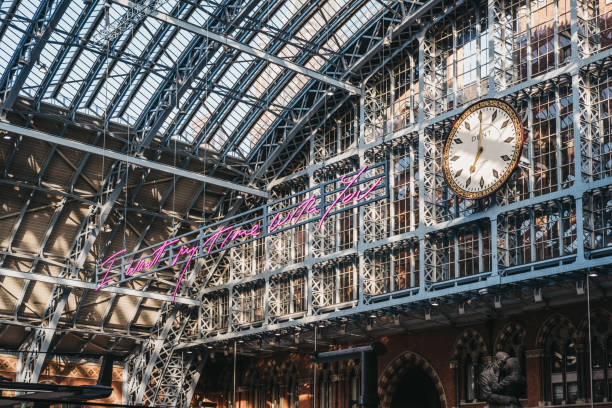 "quiero mi tiempo contigo" rosa brillante letras instalación de tracey emin en st pancras, londres, reino unido. - estación de tren de st pancras fotografías e imágenes de stock