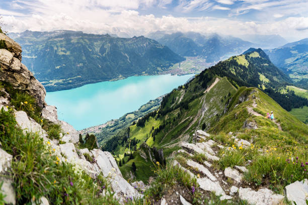 oberland bernese, cresta tra augstmatthorn e harder, lago di brienz, interlaken, svizzera - brienz mountain landscape lake foto e immagini stock