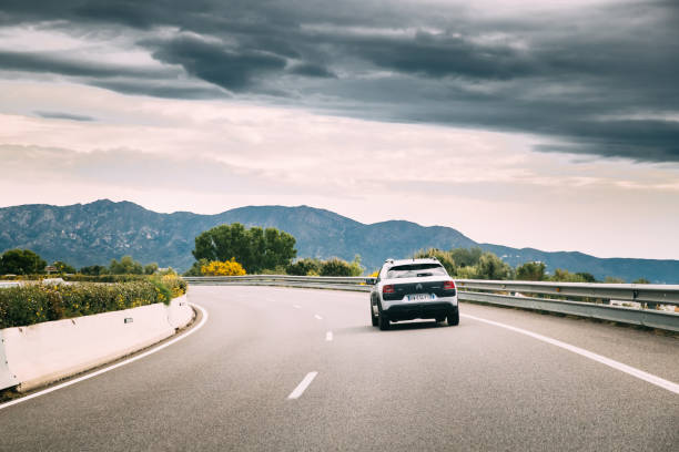 シトロエン c4 カクタス車はスペイン語山の自然風景の背景に高速道路の道路に行きます。c4 サボテンはフランスの自動車メーカー シトロエンが生産、ミニ クロス オーバーです。 - cactus spine ストックフォトと画像