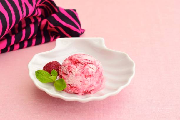cremoso helado de frambuesa con una hoja de menta - ice cream raspberry ice cream fruit mint fotografías e imágenes de stock