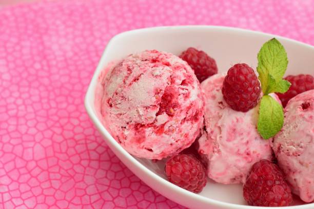 caseras helado de frambuesa - ice cream raspberry ice cream fruit mint fotografías e imágenes de stock