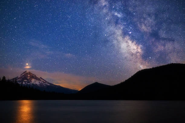 cielo notturno stellato con marte che sorge sul monte hood da lost lake, oregon, usa. - mt hood national park foto e immagini stock