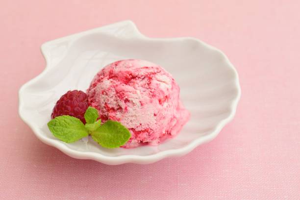 una cucharada de helado de frambuesa - ice cream raspberry ice cream fruit mint fotografías e imágenes de stock