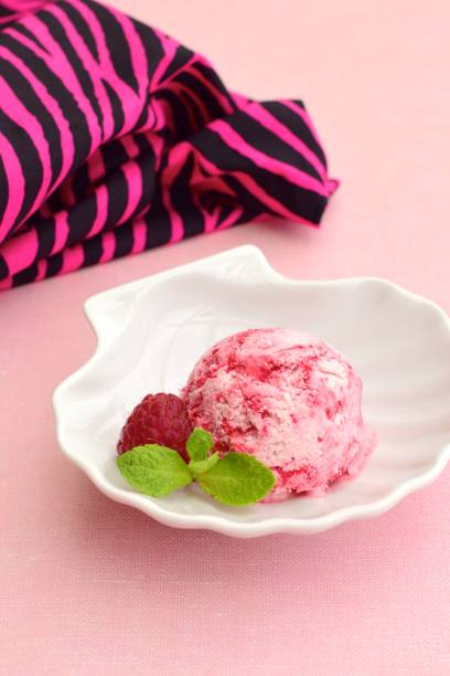 caseras helado de frambuesa - ice cream raspberry ice cream fruit mint fotografías e imágenes de stock