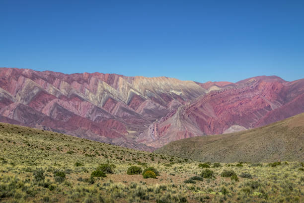 serrania de hornocal, czternaście kolorów wzgórza w quebrada de humahuaca - humahuaca, jujuy, argentyna - salta province zdjęcia i obrazy z banku zdjęć