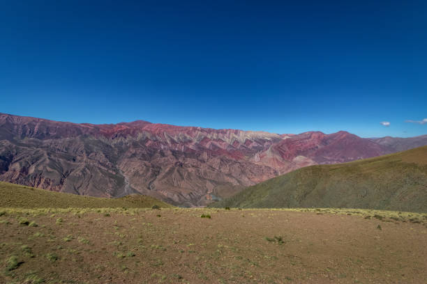 serrania de hornocal, czternaście kolorów wzgórza w quebrada de humahuaca - humahuaca, jujuy, argentyna - salta province zdjęcia i obrazy z banku zdjęć