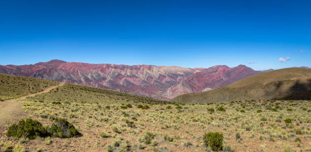 serrania de hornocal, czternaście kolorów wzgórza w quebrada de humahuaca - humahuaca, jujuy, argentyna - salta province zdjęcia i obrazy z banku zdjęć