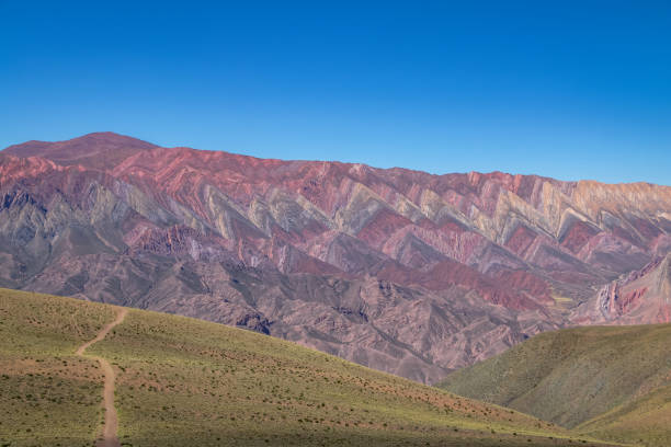 serrania de hornocal, czternaście kolorów wzgórza w quebrada de humahuaca - humahuaca, jujuy, argentyna - salta province zdjęcia i obrazy z banku zdjęć