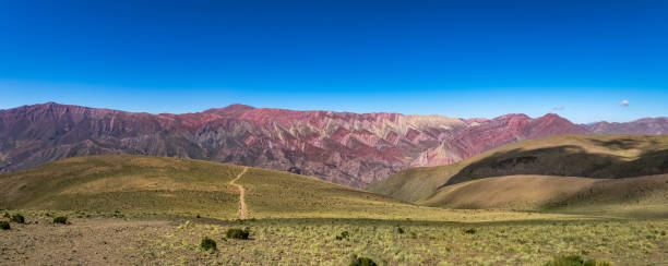 serrania de hornocal, czternaście kolorów wzgórza w quebrada de humahuaca - humahuaca, jujuy, argentyna - salta province zdjęcia i obrazy z banku zdjęć