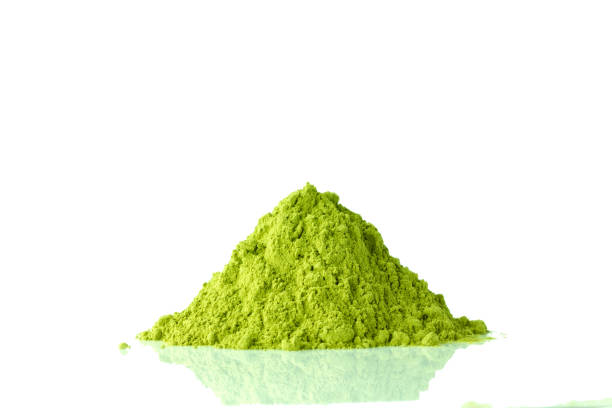 planta de té verde matcha en fondo blanco - green tea herbal medicine ground isolated fotografías e imágenes de stock