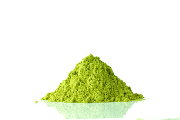 matcha chá verde chão no fundo branco - dry dried plant green tea antioxidant - fotografias e filmes do acervo