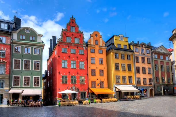 piazza stortorget nel centro storico di stoccolma, svezia - stockholm sweden gamla stan town square foto e immagini stock