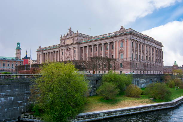 parlamentsgebäude (riksdag), stockholm, schweden - sveriges helgeandsholmen stock-fotos und bilder