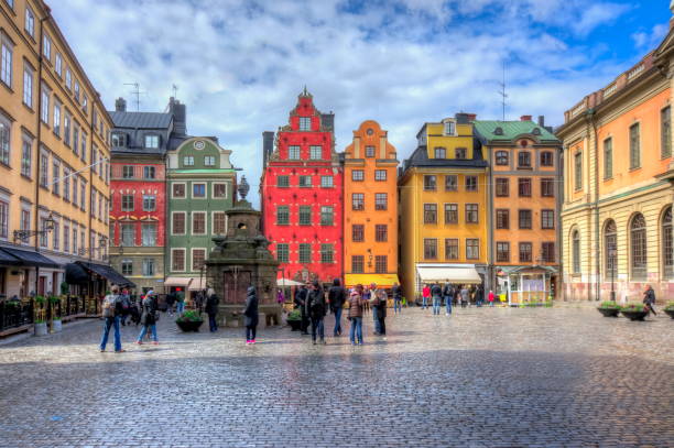 plaza stortorget en centro viejo de la ciudad de stockholm, suecia - stockholm market europe sweden fotografías e imágenes de stock