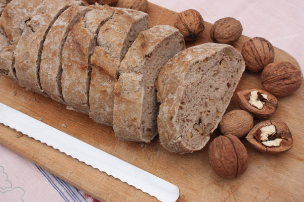 pão fatiado com produto handcrafted de nozes - walnut bread - fotografias e filmes do acervo