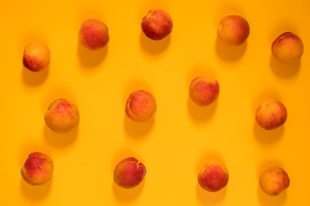 muchos jugosos hermosa increíbles agradables duraznos en superficie amarilla. - nectarine peaches peach abstract fotografías e imágenes de stock
