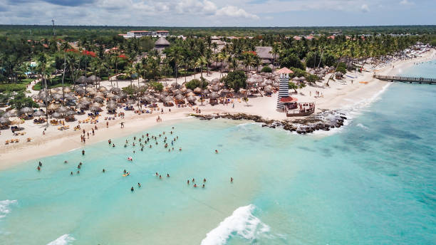 mooi strand bij een resort in het caribisch gebied. luchtfoto - la romana fotos stockfoto's en -beelden