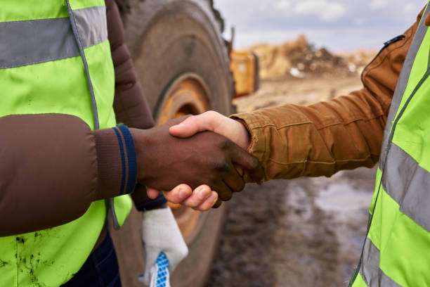 workers shaking hands outdoors closeup - gold digger imagens e fotografias de stock