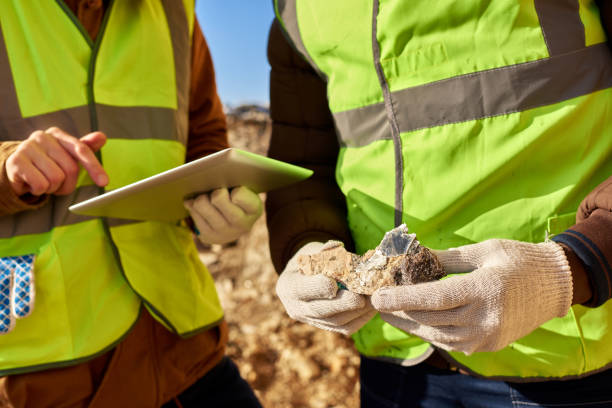 modern miners inspecting minerals - gold digger imagens e fotografias de stock