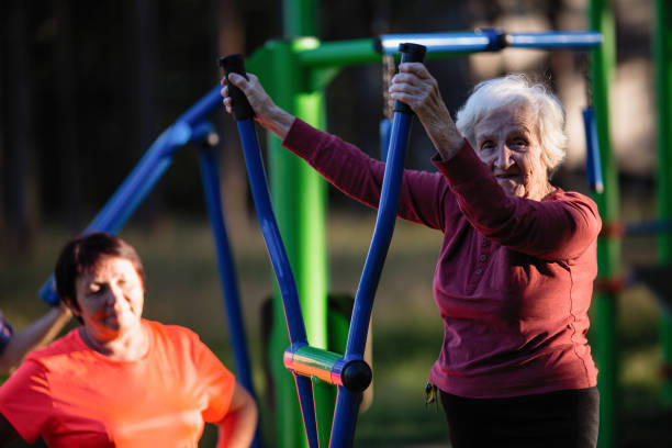 anciana es haciendo ejercicios en el patio del deporte en el parque. - 16324 fotografías e imágenes de stock
