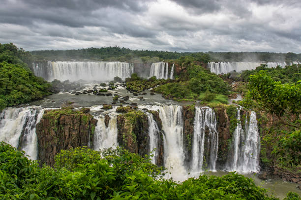 cataratas del iguazú, argentina - cataratas de iguazú, brasil - large waterfall fotografías e imágenes de stock