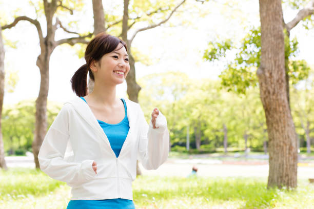 portrait de femme asiatique sportive dans le parc - base runner photos et images de collection