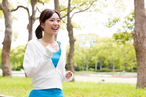 portrait de femme asiatique sportive dans le parc - base runner photos et images de collection