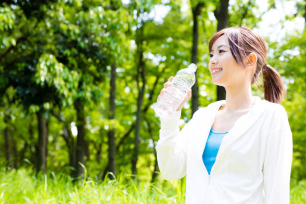 portrait de femme asiatique sportive dans le parc - base runner photos et images de collection