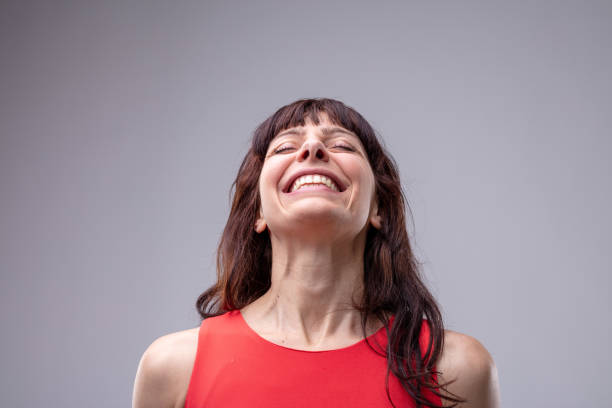 приподнятая расслабленная женщина с сияющей улыбкой - orgasm meditating women human face стоковые фото и изображения