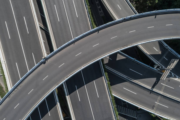 vista aerea dell'autostrada vuota e del cavalcavia in città - concrete curve highway symbol foto e immagini stock