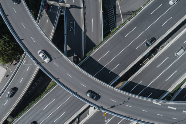vista aérea de la carretera y puente en la ciudad en día soleado - concrete curve highway symbol fotografías e imágenes de stock