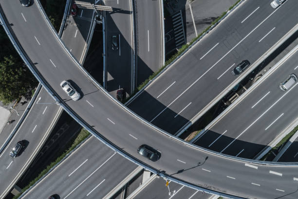 vista aérea da estrada e viaduto na cidade em dia ensolarado - concrete curve highway symbol - fotografias e filmes do acervo