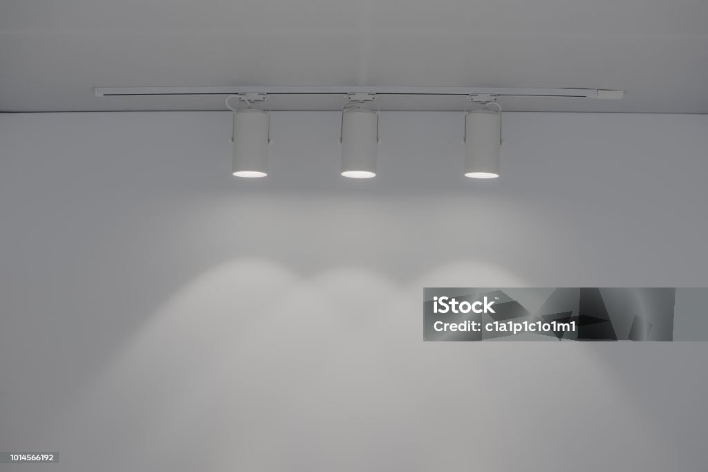 LED Downlight di dinding putih - Bebas Royalti Langit-langit - Fitur bangunan Foto Stok