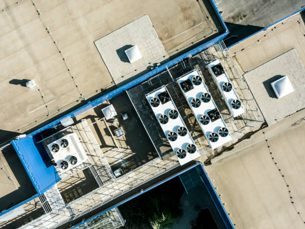 vista aérea superior compresión ventilación del sistema de aire en la azotea - fan deck fotografías e imágenes de stock