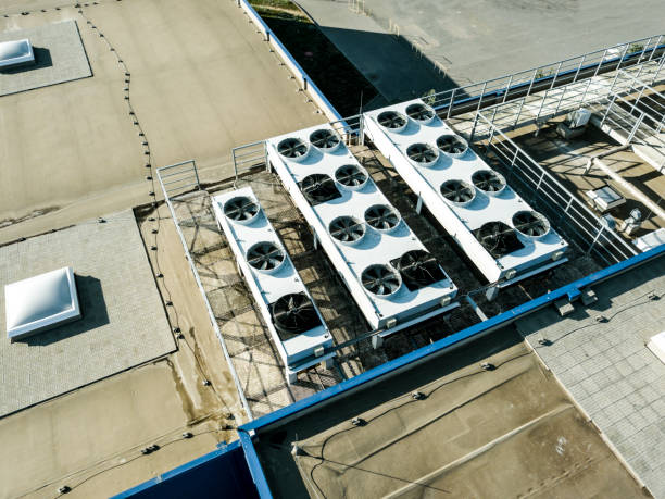 vista aerea dall'alto del sistema di ventilazione a compressione dell'aria sul tetto - fan deck foto e immagini stock