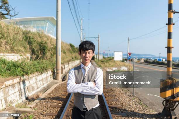 自信的商人的肖像 照片檔及更多 橫過鐵路口 照片 - 橫過鐵路口, 江島, 20多歲