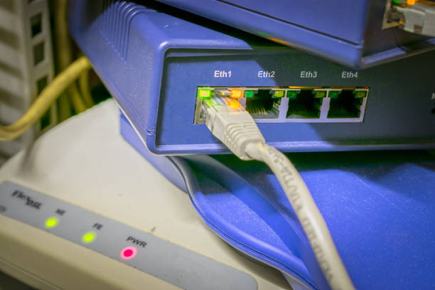 インターネット utp ケーブルは、ルータのネットワーク インターフェイスに接続します。サーバー ネットワーク インターネット機器収納用キャビネット。 - messy network server cable computer ストックフォトと画像