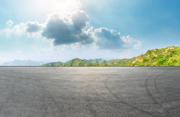 istock Asphalt square car tire brakes and mountain scenery 1014645926