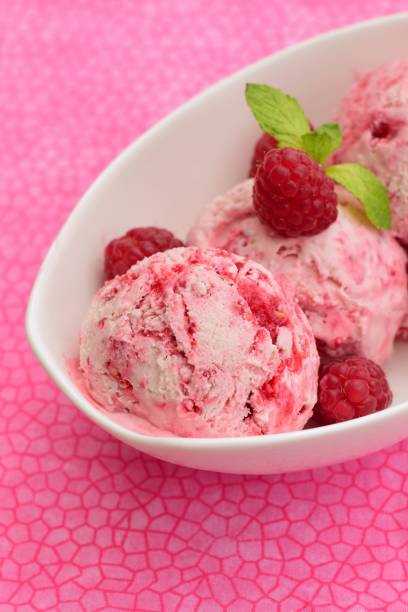 cremoso helado de frambuesa - ice cream raspberry ice cream fruit mint fotografías e imágenes de stock