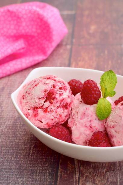 helado de frambuesa con una hoja de menta y frutas frambuesas - ice cream raspberry ice cream fruit mint fotografías e imágenes de stock