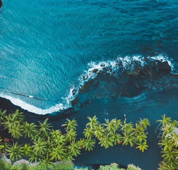 black sand beach - hawaii stock-fotos und bilder
