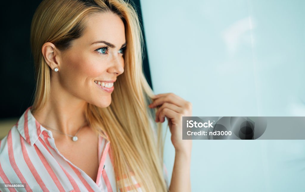 Porträt der Frau mit perfekten Haaren und Make-up Blondine - Lizenzfrei Frauen Stock-Foto