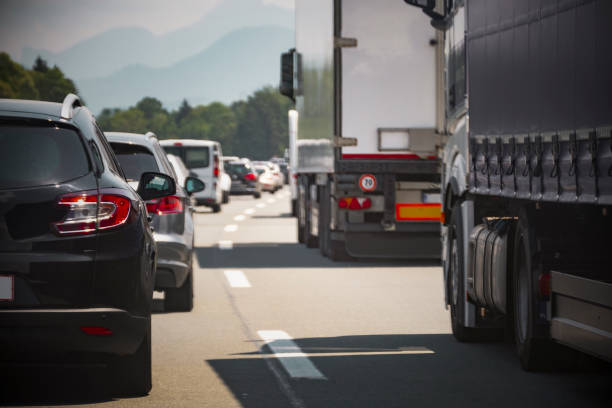 atasco de tráfico de la carretera en el verano - traffic jam traffic pollution car fotografías e imágenes de stock