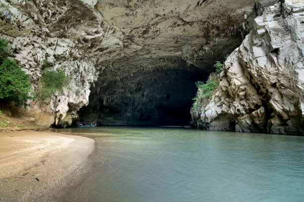 el hermoso paisaje natural de la cueva de phong con paseo en barco en ba ser nación el parque del lago es famoso destino en la provincia de bac kan, vietnam. - ba kan fotografías e imágenes de stock